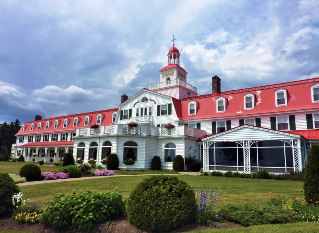 Where to stay in Tadoussac when whale watching.